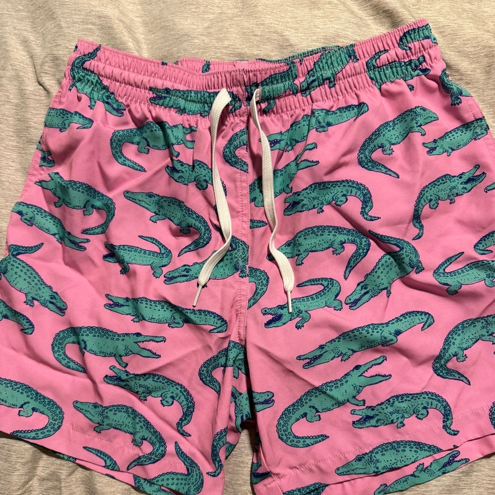 Chubbies Men's Classic 5.5" Swim Trunks in Glades Pink Gator Print Size Medium